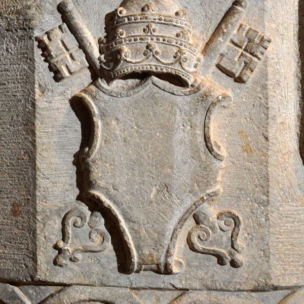 Girona.- Església de Sant Pere de Galligants, S. XII. Pica baptismal del 1550 amb l'escut de la tiara i les claus de S. Pere (11/2013)