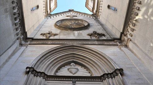 Girona.- Església del Sagrat Cor d'estil neogòtic del 1886. Dues torres campanars de planta quadrada delimiten la façana (11/2013)