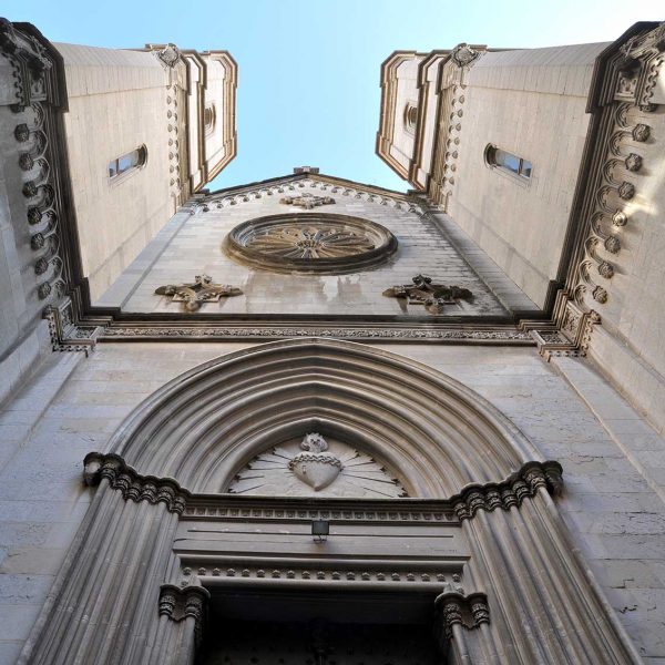 Girona.- Església del Sagrat Cor d'estil neogòtic del 1886. Dues torres campanars de planta quadrada delimiten la façana (11/2013)