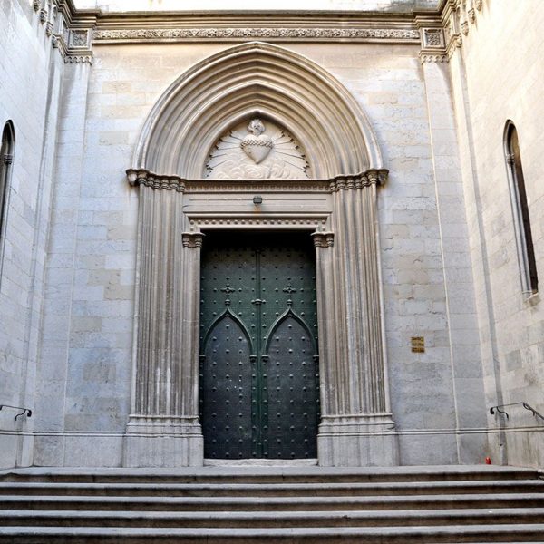 Girona.- Església del Sagrat Cor d'estil neogòtic del 1886. Façana delimitada per dos campanars amb una porta d'arquivoltes en degradació (11/2013)
