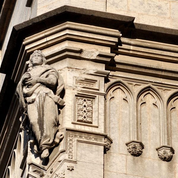 Girona.- Església del Sagrat Cor d'estil neogòtic del 1886. Àngel situat a la cantonada del segon cos del campanar (11/2013)