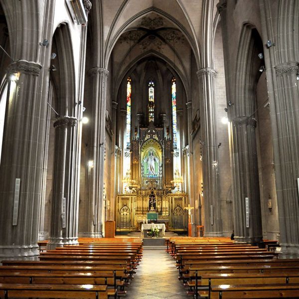 Girona.- Església del Sagrat Cor d'estil neogòtic del 1886. Vista general de l'interior de tres naus separades per columnes i arcades ogivals (2/2014)