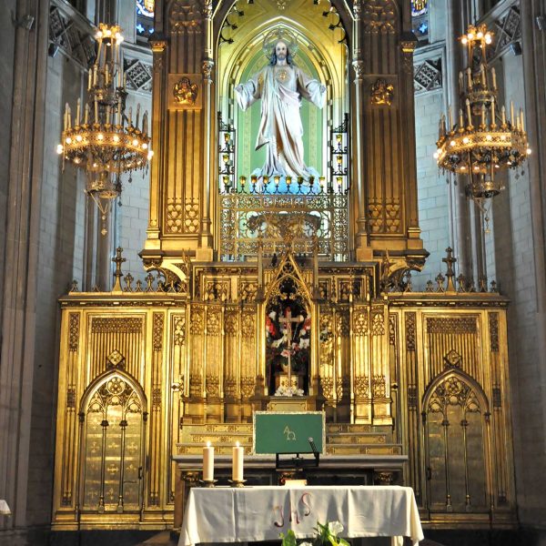 Girona.- Església del Sagrat Cor d'estil neogòtic del 1886. Vista del retaule ja instal·lat l'any 1940 després de la seva destrucció per la guerra (2/2014)