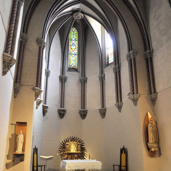 Girona.- Església del Sagrat Cor d'estil neogòtic del 1886. Capella del Santíssim coberta per arcs de creueria (2/2014)