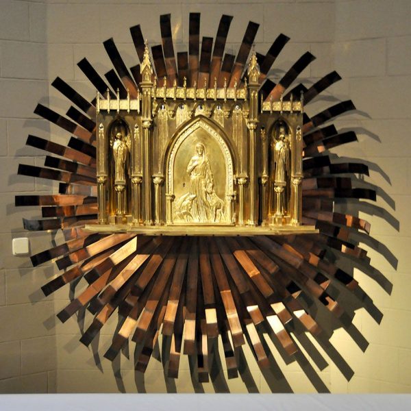 Girona.- Església del Sagrat Cor d'estil neogòtic del 1886. Capella del Santíssim amb el sagrari posterior a la guerra (2/2014)