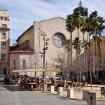 Girona.- Església gòtica de Santa Susanna, S. XIV/XV. La façana a ponent disposa de la porta, una rosassa i el campanar de torre (2/2014)