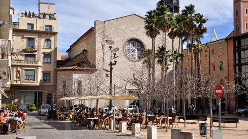 Girona.- Església gòtica de Santa Susanna, S. XIV/XV. La façana a ponent disposa de la porta, una rosassa i el campanar de torre (2/2014)