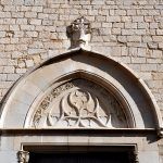 Girona.- Església gòtica de Santa Susanna, S. XIV/XV. La porta de ponent es rectangular acabada amb una arcada apuntada (2/2014)