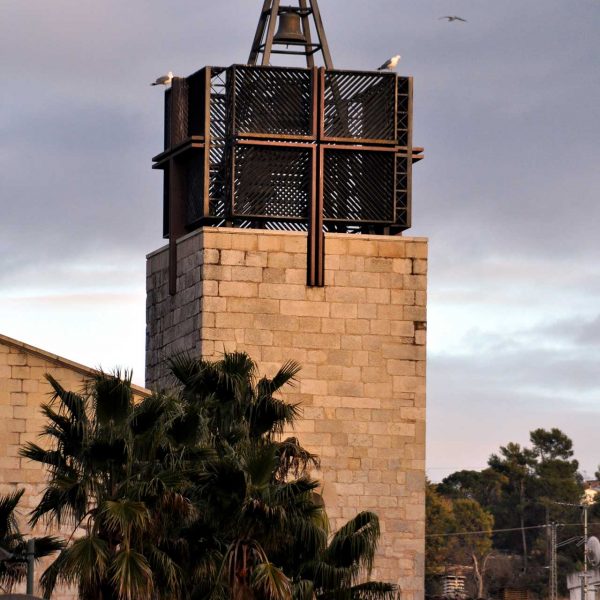 Girona.- Església gòtica de Santa Susanna, S. XIV/XV. Campanar de torre de planta quadrada coronada per una estructura metal·lica (2/2014)
