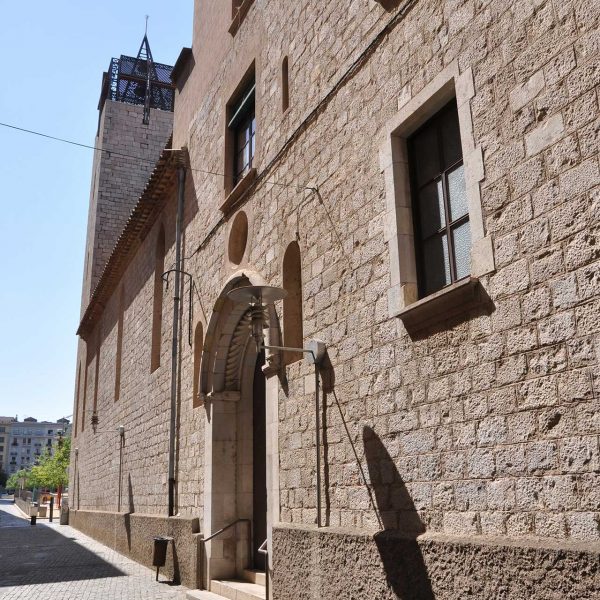 Girona.- Església gòtica de Santa Susanna, S. XIV/XV. La façana meridional té la segona entrada d'arc de mig punt en degradació (2/2014)