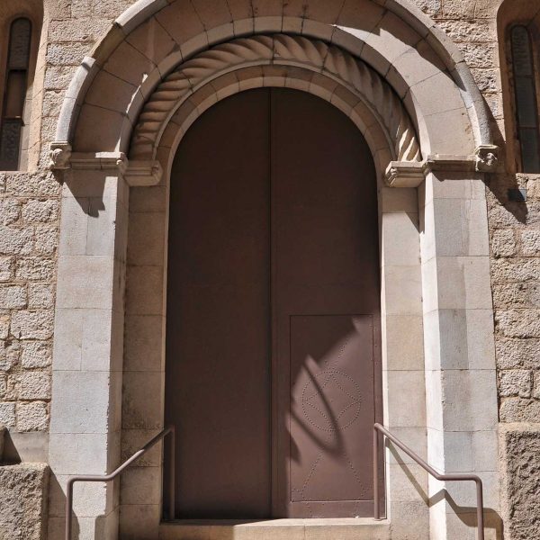 Girona.- Església gòtica de Santa Susanna, S. XIV/XV. La porta sud es d'arc de mig punt en degradació amb una arquivolta d'espiral (5/2014)