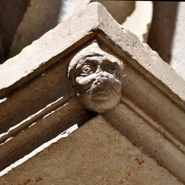 Girona.- Església gòtica de Santa Susanna, S. XIV/XV. Cara esculpida a la mènsula de l'arquivolta d'espiral (5/2014)