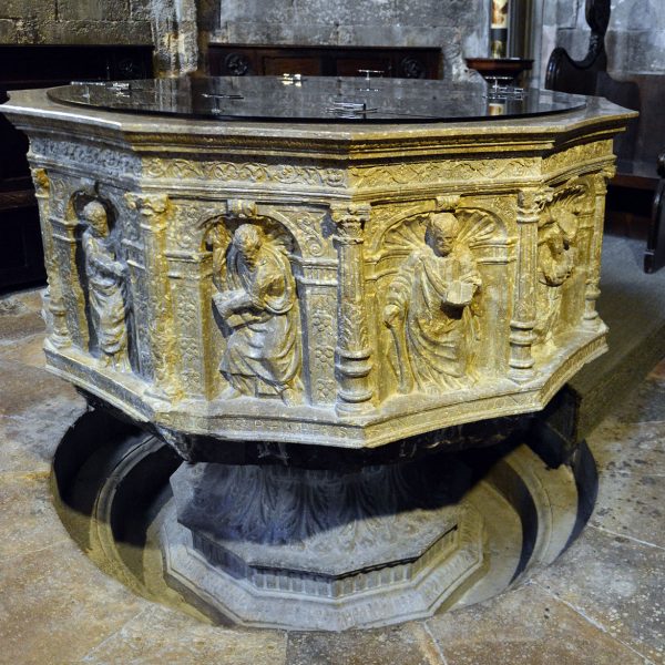 Girona.- Catedral de Santa Maria. Pica baptismal d’estil renaixentista iniciada per l’escultor Guido de Bojoc o Belljoch l’any 1535 (6/2018)