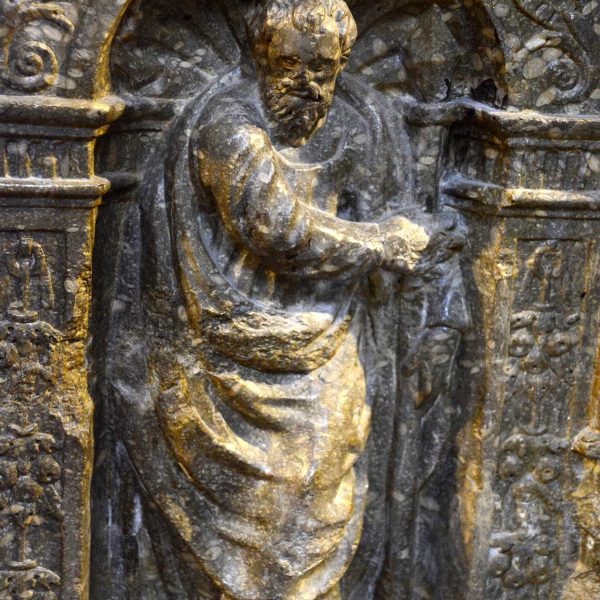 Girona.- Catedral de Santa Maria. Pica baptismal renaixentista construïda entre 1535 a 1545. Està decorada amb les figures dels apòstols (6/2018)