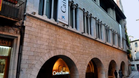 Girona.- Fontana d'Or, palau gòtic dels S. XIV/XV d'origen romànic amb porxos de quatre arcades (11/2013)