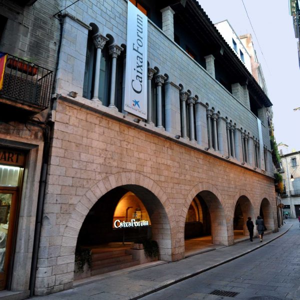 Girona.- Fontana d'Or, palau gòtic dels S. XIV/XV d'origen romànic amb porxos de quatre arcades (11/2013)