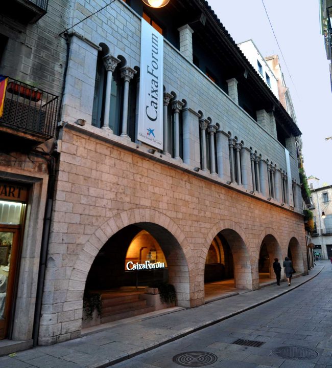 Girona.- Fontana d'Or, palau gòtic dels S. XIV/XV d'origen romànic amb porxos de quatre arcades (11/2013)