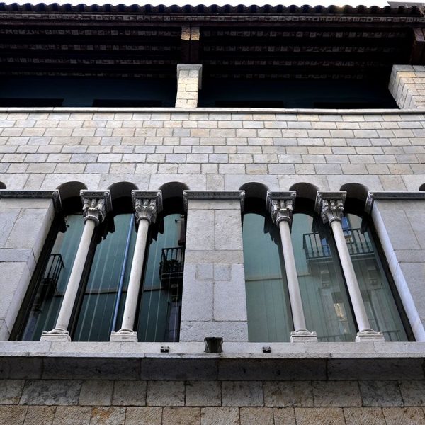 Girona.- Fontana d'Or, palau gòtic dels S. XIV/XV d'origen romànic. Façana principal que te vuit finestres coronelles amb capitells (11/2013)