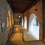 Girona.- Fontana d'Or, palau gòtic dels S. XIV/XV d'origen romànic amb porxos de quatre arcades (11/2013)