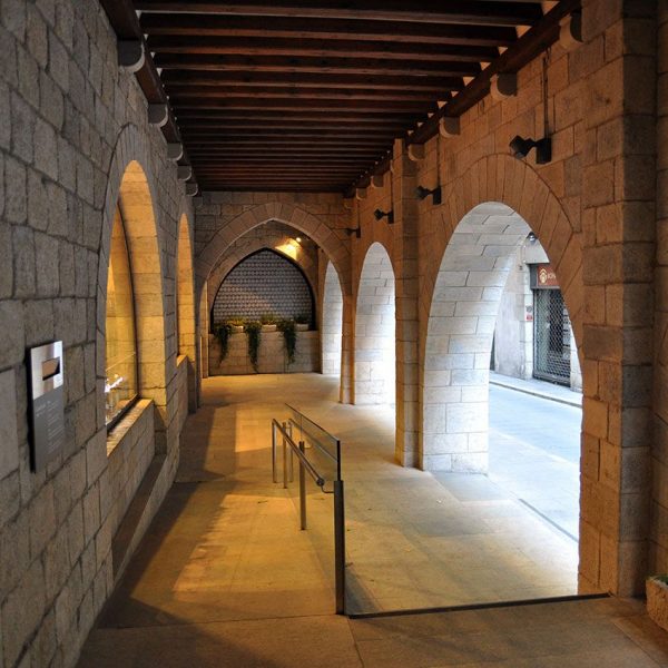 Girona.- Fontana d'Or, palau gòtic dels S. XIV/XV d'origen romànic amb porxos de quatre arcades (11/2013)