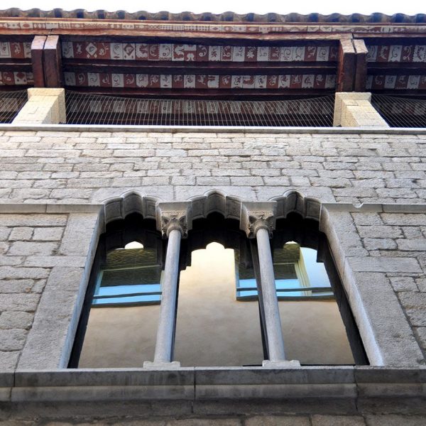 Girona.- Fontana d'Or, palau gòtic dels S. XIV/XV d'origen romànic. Façana posterior que te cinc finestres coronelles amb capitells (11/2013)