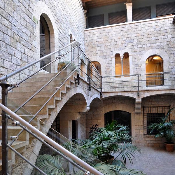 Girona.- Fontana d'Or, palau gòtic dels S. XIV/XV d'origen romànic. Pati del S. XIV/XV. Vista de l'escalinata d'accés a planta principal (11/2013)