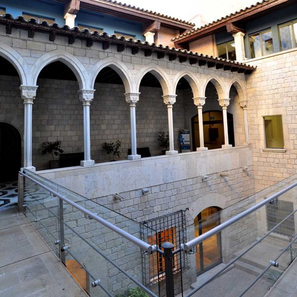 Girona.- Fontana d'Or, palau gòtic dels S. XIV/XV d'origen romànic. Pati del S. XIV/XV i la galeria d'arcades de la planta principal (11/2013)