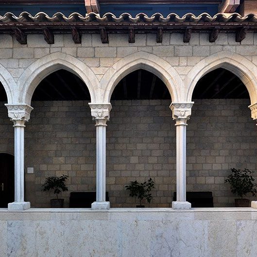 Girona.- Fontana d'Or, palau gòtic dels S. XIV/XV d'origen romànic. Galeria d'arcades apuntades d'accés a la planta noble (11/2013)