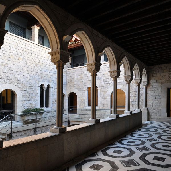 Girona.- Fontana d'Or, palau gòtic dels S. XIV/XV d'origen romànic. Galeria d'arcades apuntades d'accés a la planta noble (11/2013)