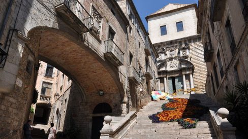 Girona.- Palau Agullana, S. XIV/XVI. Al principi estava format per dos cossos separats que es van unir el 1631 per un pont cobert (5/2014)