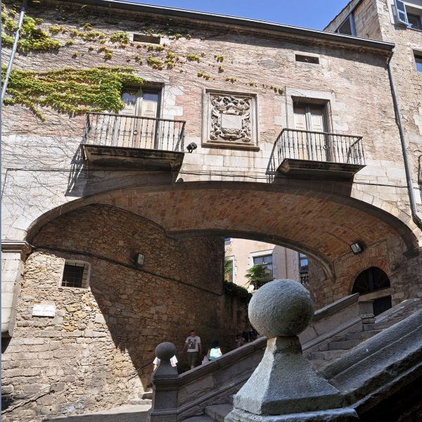 Girona.- Palau Agullana, S. XIV/XVI. Al principi estava format per dos cossos separats que es van unir el 1631 per un pont cobert (5/2014)