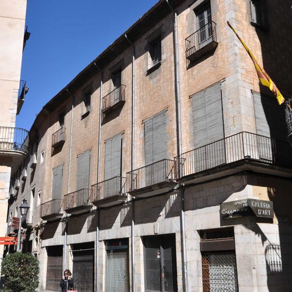 Girona.- Antic palau de Caramany, S. XVI molt reformat en el S XVIII. L'última restauració es dels anys 1913/1914 (3/2014)
