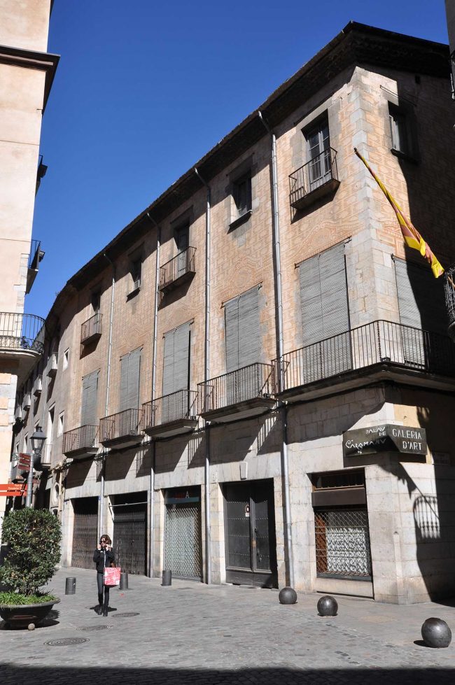 Girona.- Antic palau de Caramany, S. XVI molt reformat en el S XVIII. L'última restauració es dels anys 1913/1914 (3/2014)