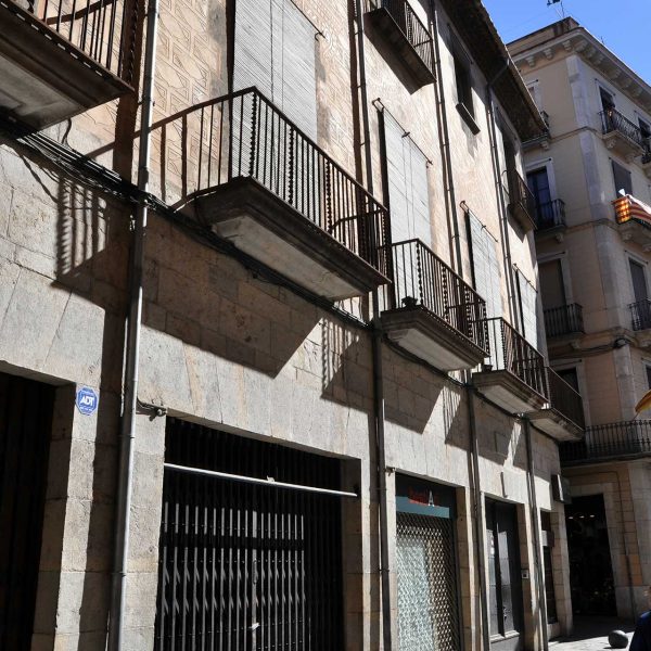 Girona.- Antic palau de Caramany, S. XVI molt reformat en el S XVIII. L'última restauració es dels anys 1913/1914 (3/2014)