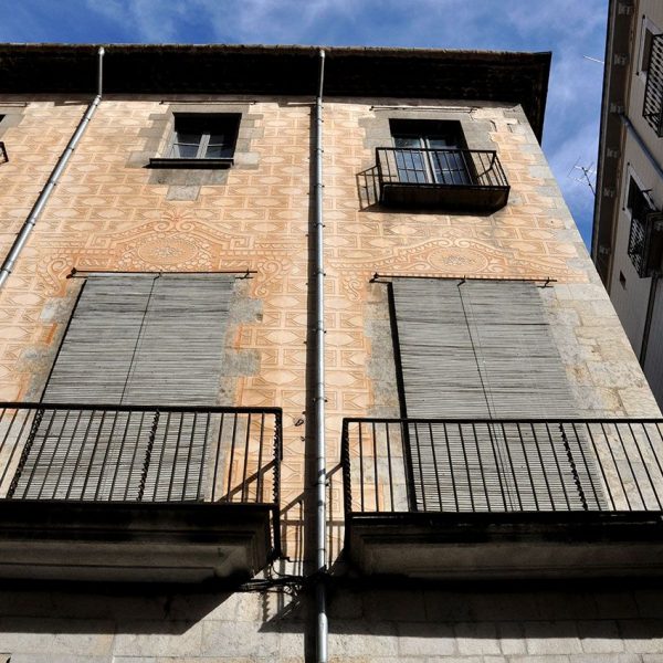 Girona.- Antic palau de Caramany S. XVI molt reformat en el S XVIII. Els esgrafiats son fruit de la restauració dels anys 1913/14 (2/2014)