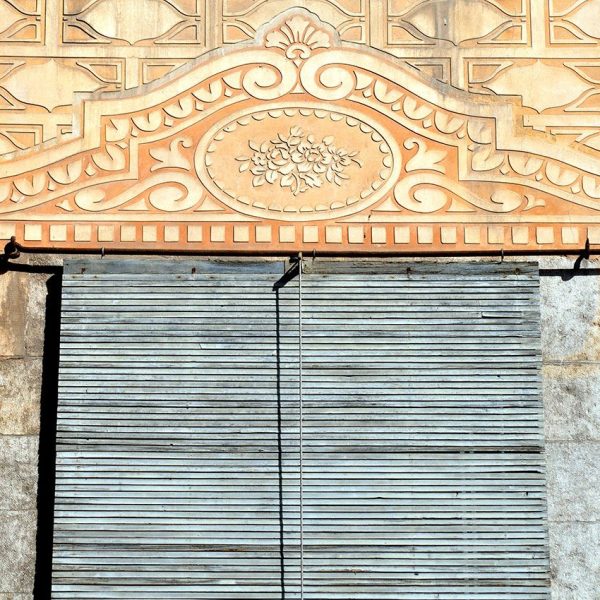 Girona.- Antic palau de Caramany S. XVI molt reformat en el S XVIII. Els esgrafiats son fruit de la restauració dels anys 1913/14 (2/2014)