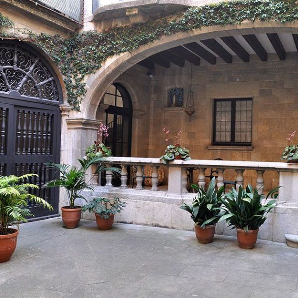 Girona.- Antic palau de Caramany, S. XVI molt reformat en el S XVIII. Pati interior amb una arcada que forma un porxo cobert (5/2014)