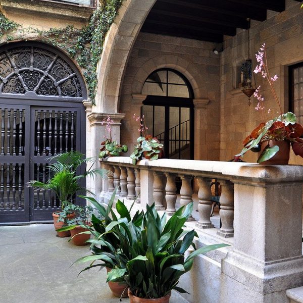 Girona.- Antic palau de Caramany, S. XVI molt reformat en el S XVIII. Pati interior amb una arcada que forma un porxo cobert (5/2014)