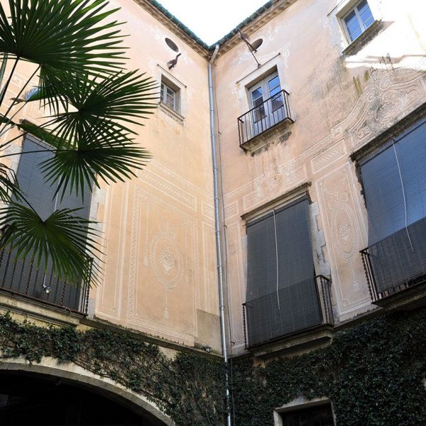 Girona.- Antic palau de Caramany, S. XVI molt reformat en el S XVIII. Pati interior amb esgrafiats, que vertebra la resta de la casa (5/2014)