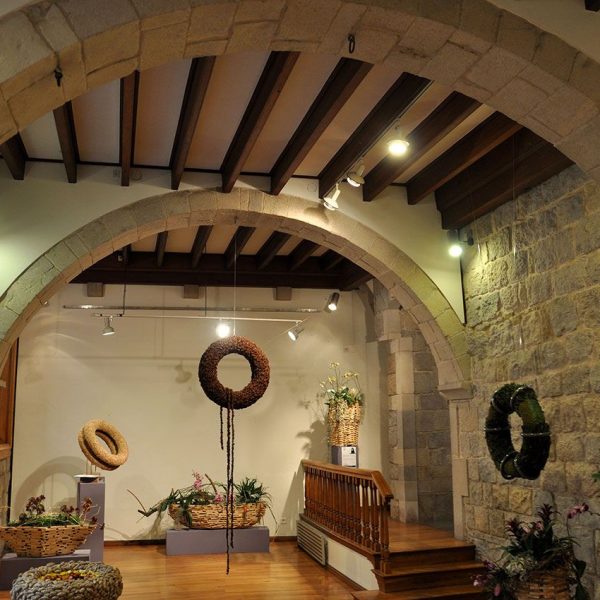 ona.- Antic palau de Caramany, S. XVI molt reformat en el S XVIII. Estança interior del palau formada ver varies arcades (5/2014)