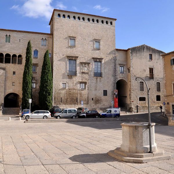 Girona.- Palau Episcopal, d'estil romànic/gòtic que consta de quatre cossos i que alberga el Museu d'Art de Girona (11/2013)