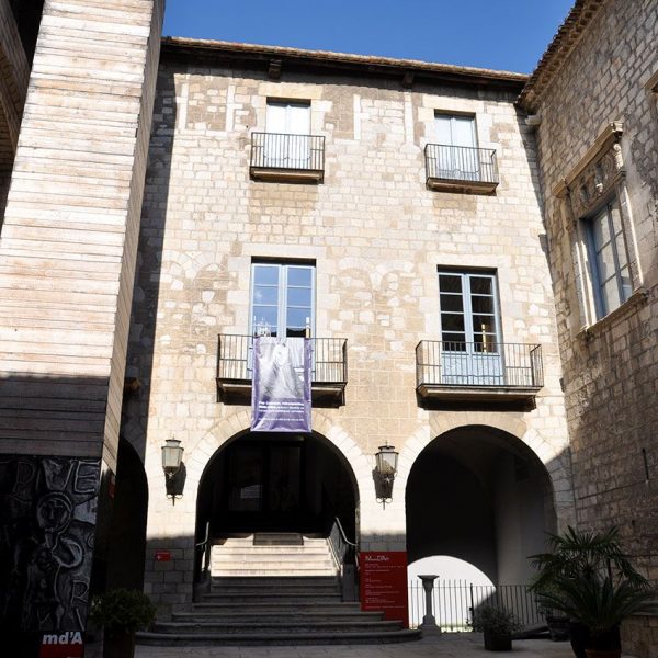 Girona.- Palau Episcopal, d'estil romànic/gòtic que alberga el Museu d'Art de Girona al que s'accedeix a través del pati (11/2013)