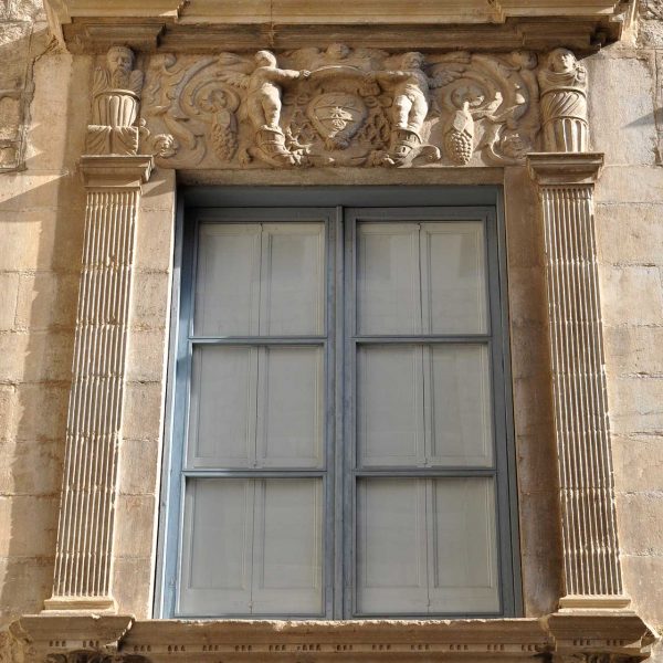 Girona.- Palau Episcopal, d'estil romànic/gòtic. Finestral renaixentista del Palau que dona al pati (11/2013)