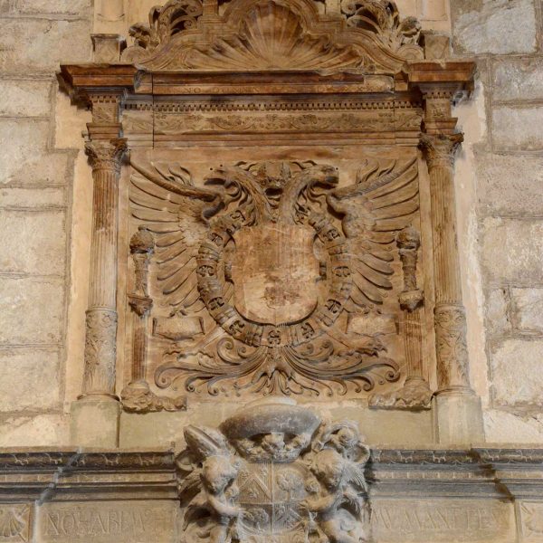 Girona.- Palau Episcopal, d'estil romànic/gòtic. Saló del Tro amb l'escut de Carles V que alberga el Museu d'Art de Girona. (2/2017)