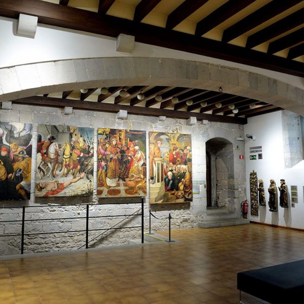Girona.- Palau Episcopal, d'estil romànic/gòtic. Sala del l'Arc que alberga el Museu d'Art de Girona. (2/2017)