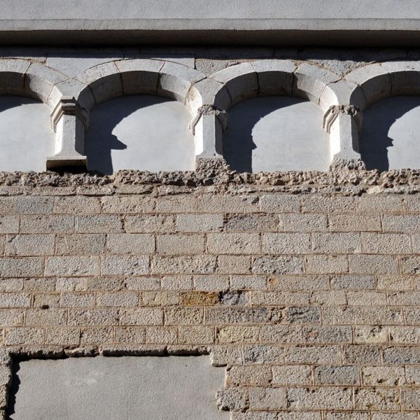 Girona.- Antic Palau de la Generalitat durant els S. XV a XVII. Galeries d’arcades de l’últim pis integrades dins l'actual edifici (2/2014)