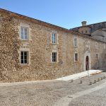 Girona.- Casa de les Àligues dels S. XVI/XX. La portalada es adovellada amb un frontó renaixentista (12/2013)