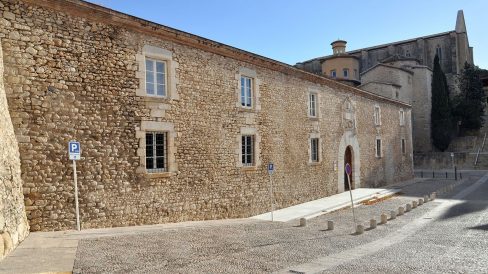 Girona.- Casa de les Àligues dels S. XVI/XX. La portalada es adovellada amb un frontó renaixentista (12/2013)