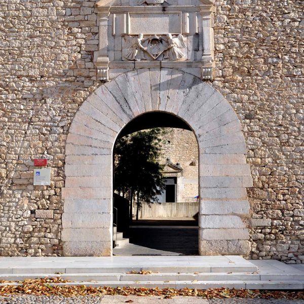 Girona.- Casa de les Àligues dels S. XVI/XX. La portalada es adovellada amb un frontó renaixentista on figura l'escut reial dels Àustries (12/2013)