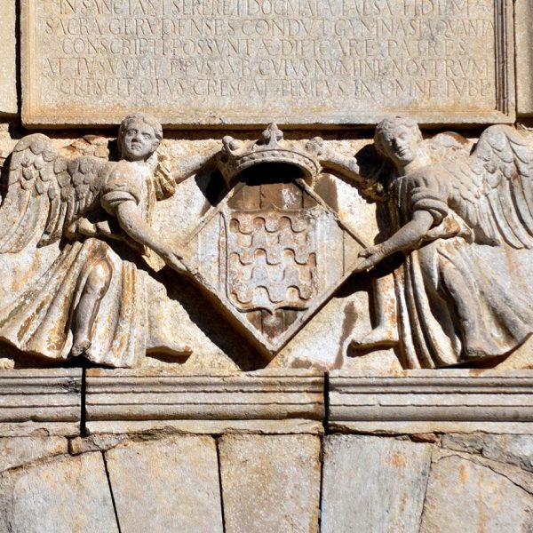 Girona.- Casa de les Àligues dels S. XVI/XX. Detall del frontó renaixentista amb l'escut de Girona sostingut per dos àngels (12/2013)